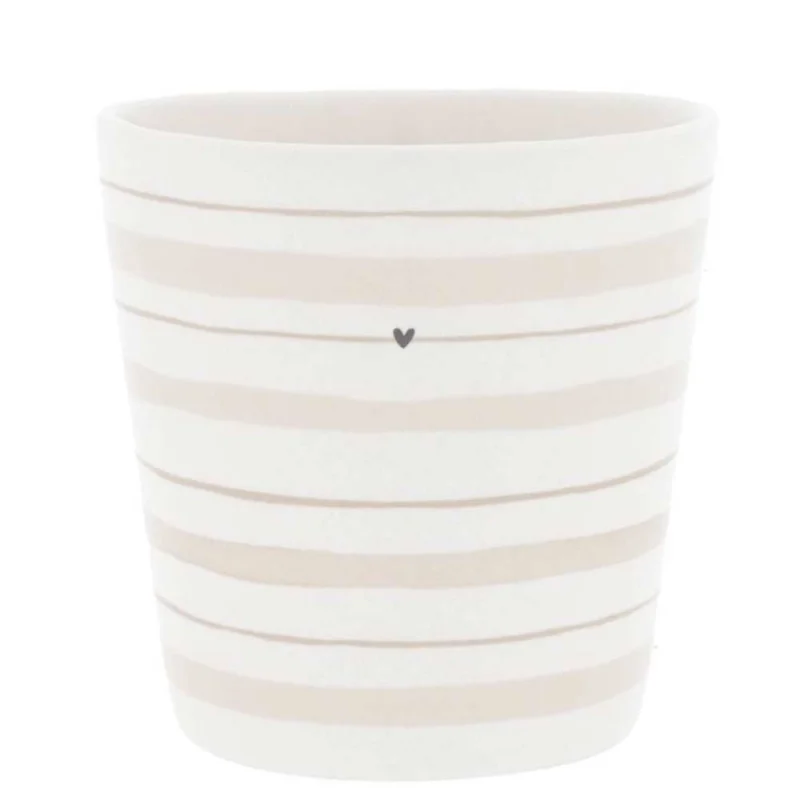 Bastion Collections - Becher Watercolour Streifen Natur: Eine weiße Tasse mit horizontalen beigen Streifen und einem kleinen schwarzen Herz in der Mitte.