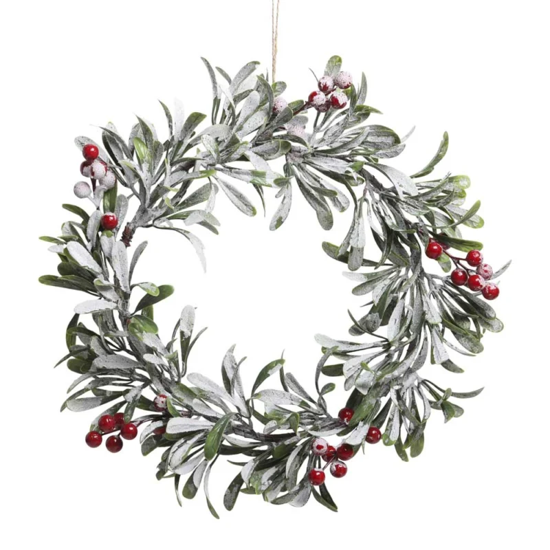 Ein Chic Antique-Kranz mit schneebedecktem Laub und roten Beeren, der elegant an einer Schnur mit 37 cm Durchmesser hängt.