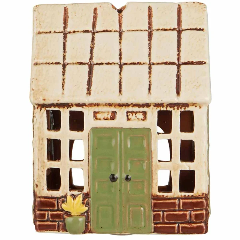 Das Ib Laursen - Haus für Teelicht Orangerie ist ein Ornament in Form eines Keramikhauses mit einer grünen Doppeltür, Gitterfenstern, einer gelben Topfpflanze und einem cremefarbenen und braunen Dach.