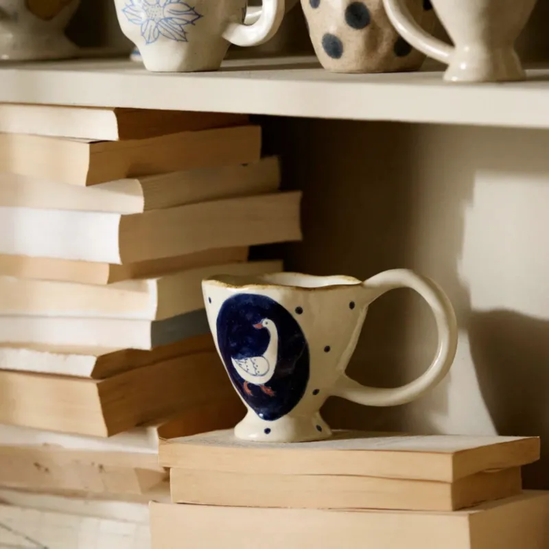 Tasse mit Henkel und Gänsemotiv