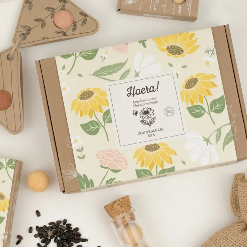 Geschenkbox klein "Hoera!" met 7 zonnebloem-mix zaadbommen