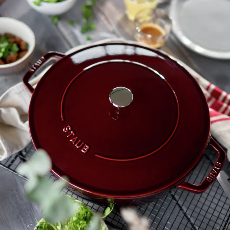 Cocotte baja tipo cacerola de hierro fundido Staub