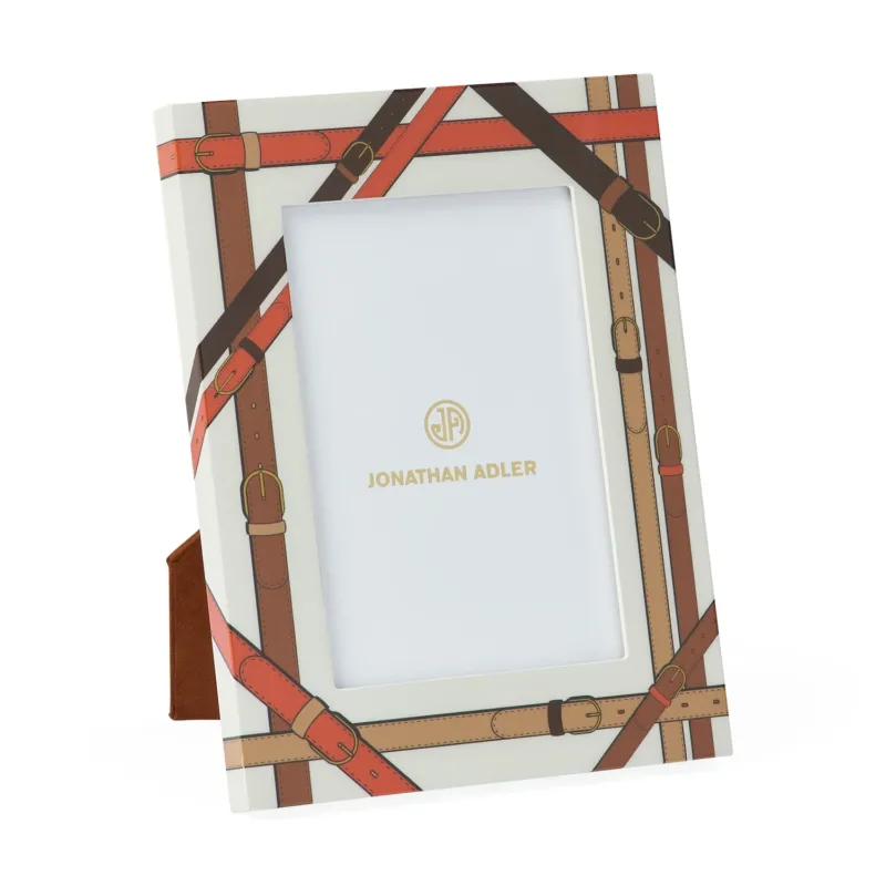 Jonathan Adler Bilderrahmen Saville 10x15 cm mit Gürtel-Motiv auf Weiß, Schrägansicht