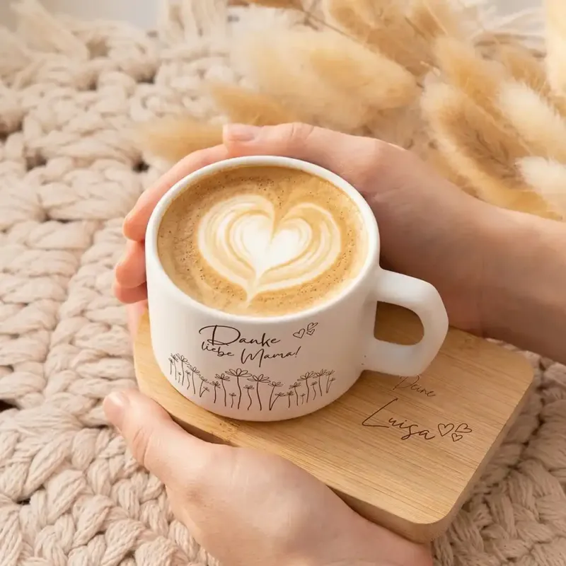 Muttertagsgeschenk personalisiert – Keramiktasse Danke liebe Mama Blumenwiese mit Bambus-Untersetzer