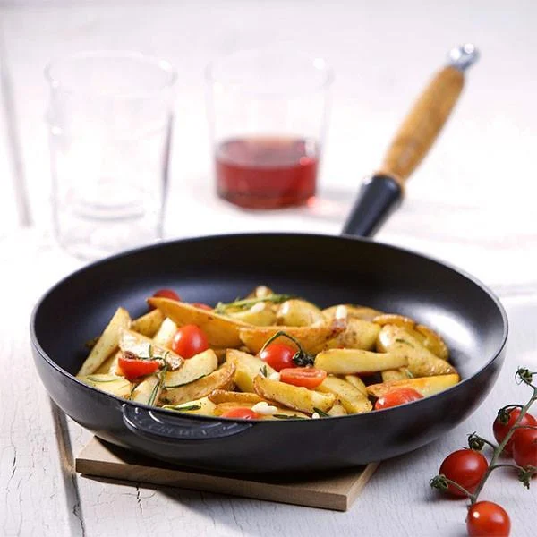 Sartén de hierro con mango de madera Le Creuset - Claudia&Julia